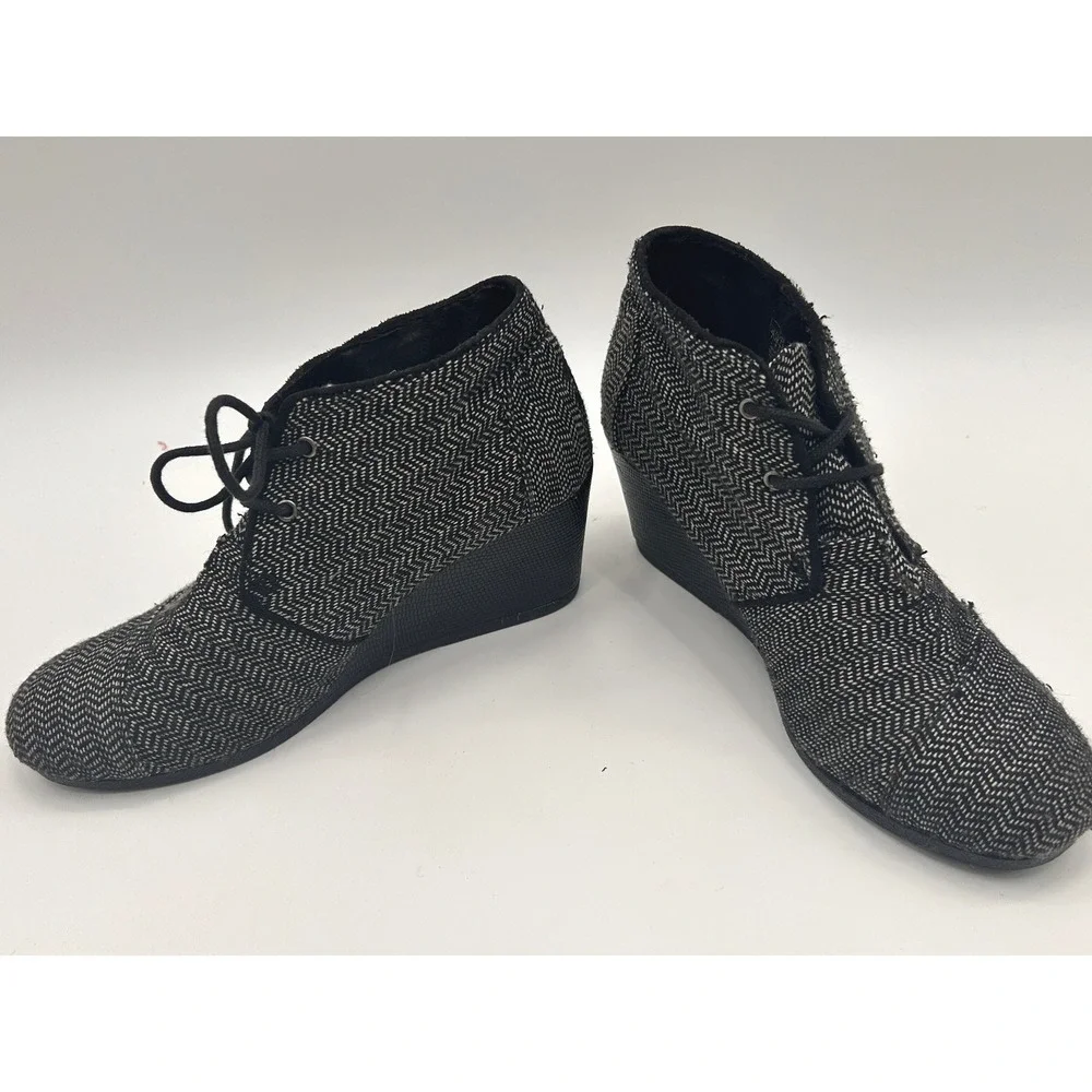TOMS Black White Herringbone Wedge Ankle Booties Size 8 Lace‎ Up Shoes Scandi
